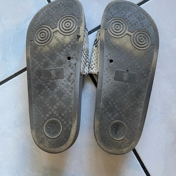 💫 2/50$ - Steve Madden Grey Snake Slides - Picture 7 of 7